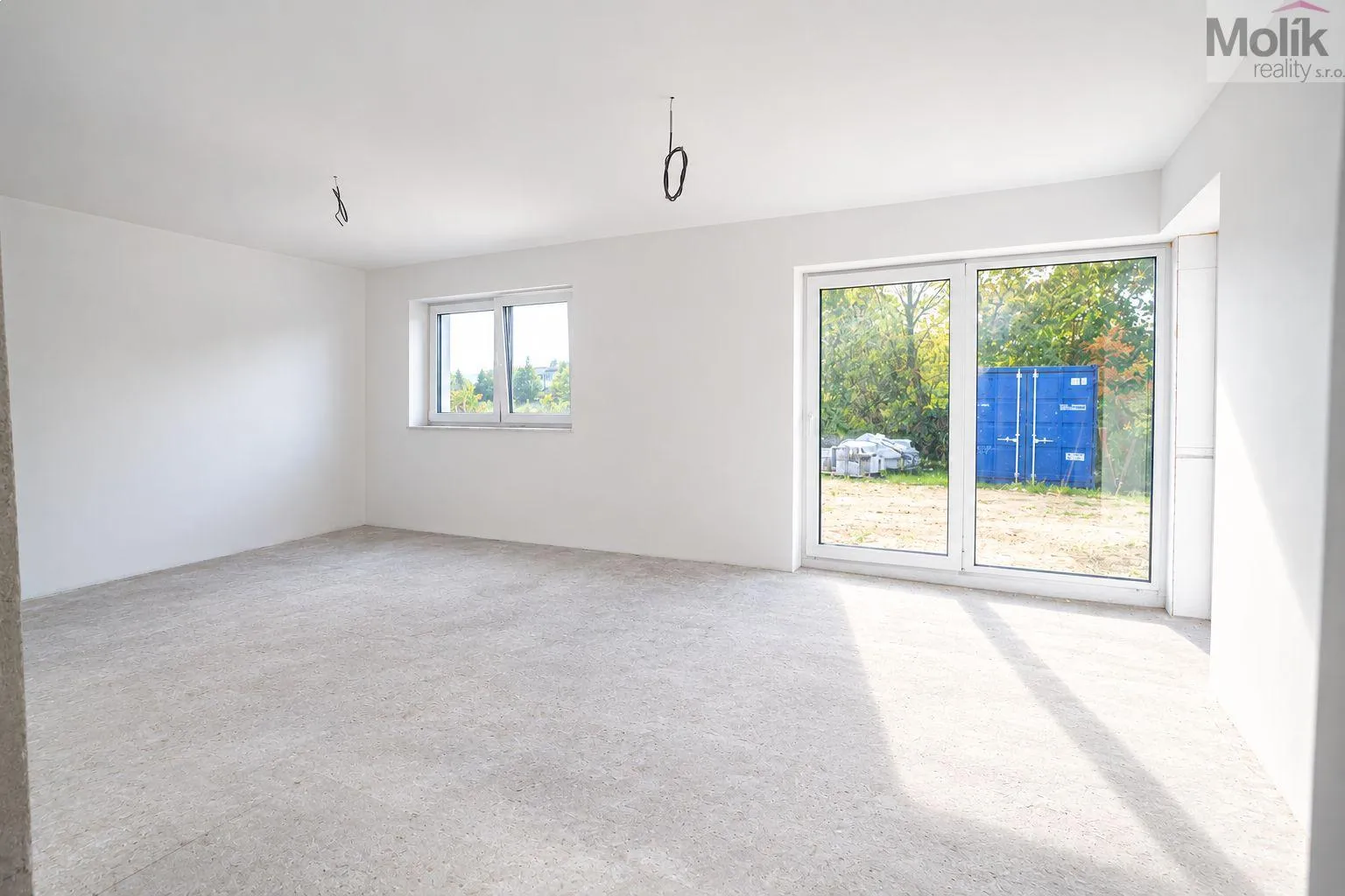 Světlý pokoj před dokončením renovace