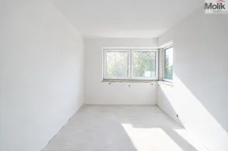 Světlý prázdný pokoj před dokončením