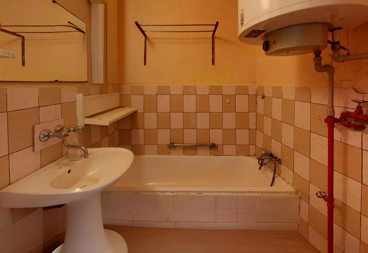 RD-pozemek--Bathroom-Defurnished 1