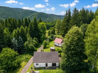 Pohled na chalupu a okolí
