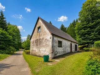 Pohled na chalupu a okolí