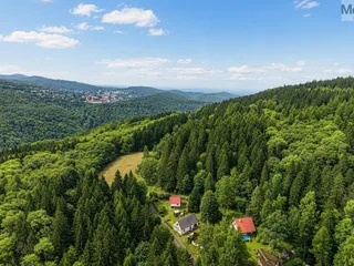 Pohled na chalupu a okolí