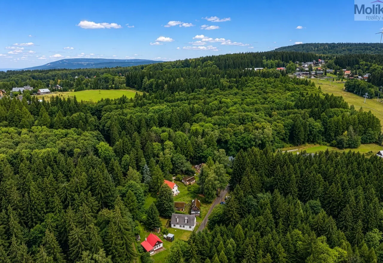 Pohled na chalupu a okolí