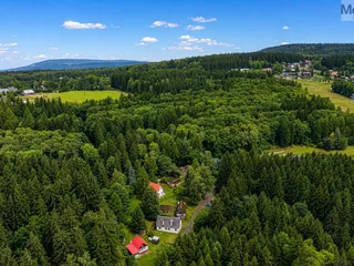 Pohled na chalupu a okolí