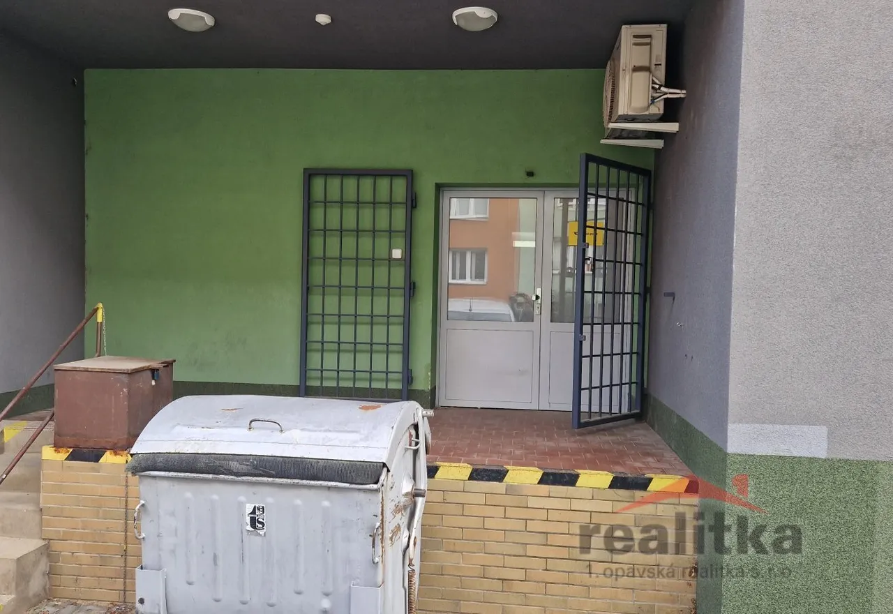 vlastní ( jen pro tento prostor ) nákladová rampa s možnosti parkování