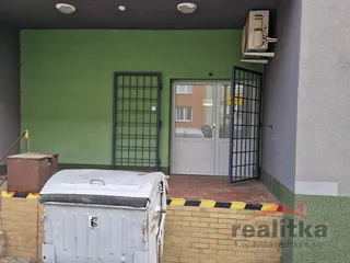 vlastní ( jen pro tento prostor ) nákladová rampa s možnosti parkování