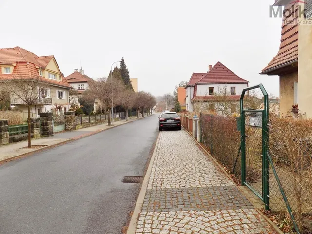 příjezdová komunikace.jpg