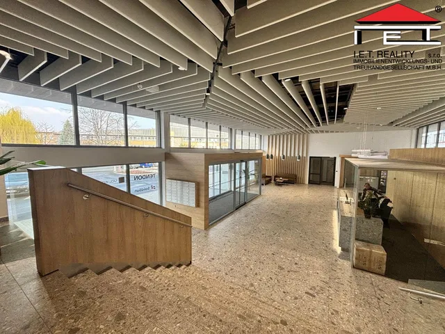 Pronájem kanceláře 800 m²
