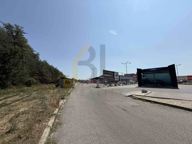 Pronájem komerčního pozemku 1 000 m²