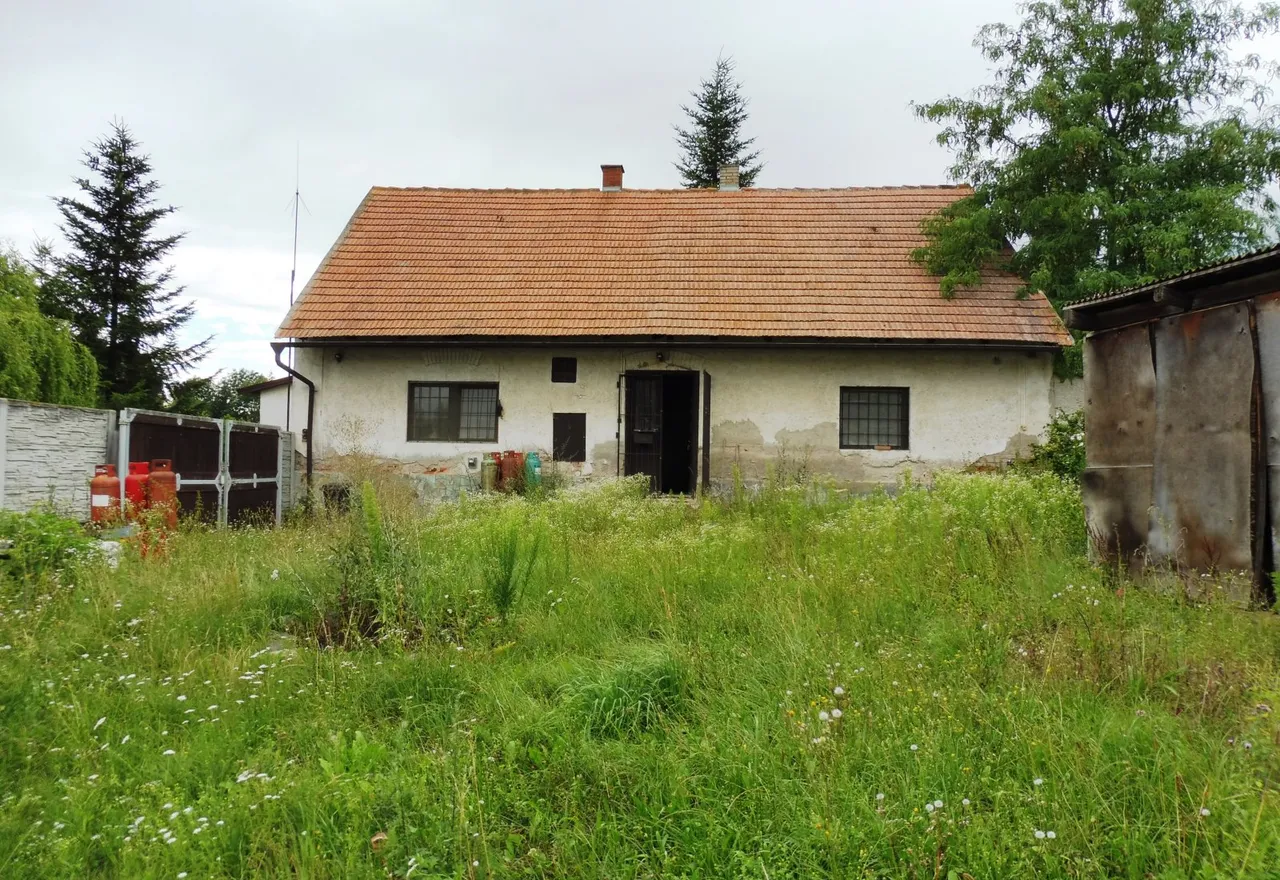 dům - pohled z pozemku, dvora
