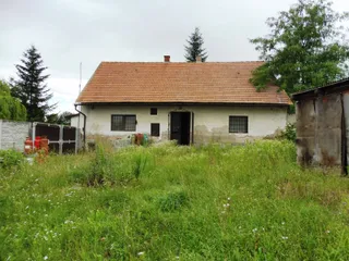 dům - pohled z pozemku, dvora