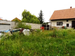 dům - pohled z pozemku, dvora