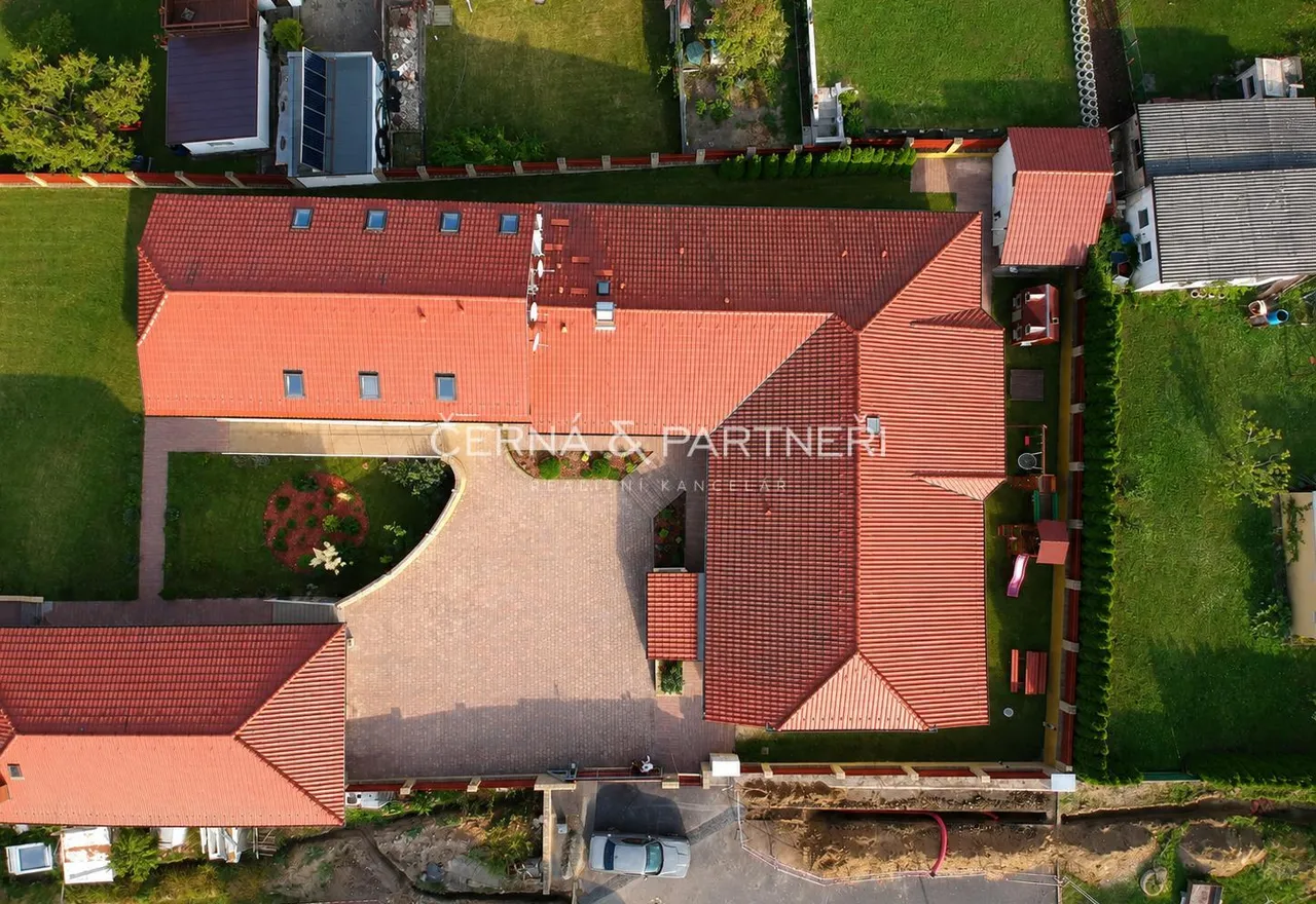 VILA VENEK 02