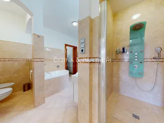 VILA VNITREK 15