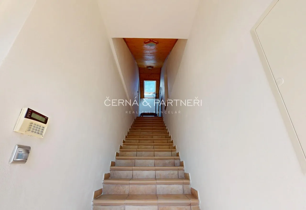 VILA VNITREK 20