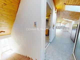 VILA VNITREK 21