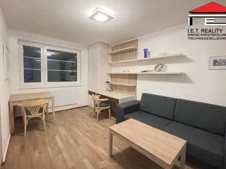 pokoj k oknu