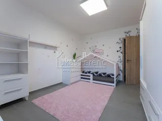 UNHOST12.jpg
