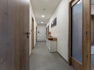 UNHOST13.jpg