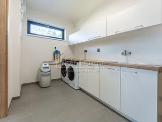 UNHOST19.jpg