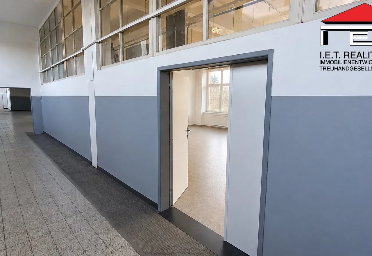 Prázdná chodba s otevřenou učebnou