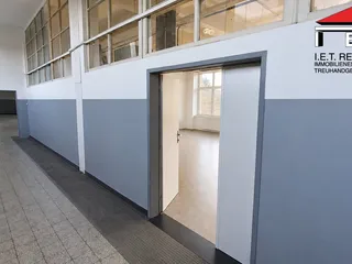 Prázdná chodba s otevřenou učebnou