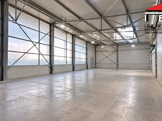 Prázdný průmyslový hangár s dveřmi