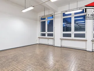 istá prázdná průmyslová učebna