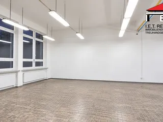 istá prosvětlená dílna s okny