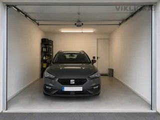 Garáž s autem.jpg