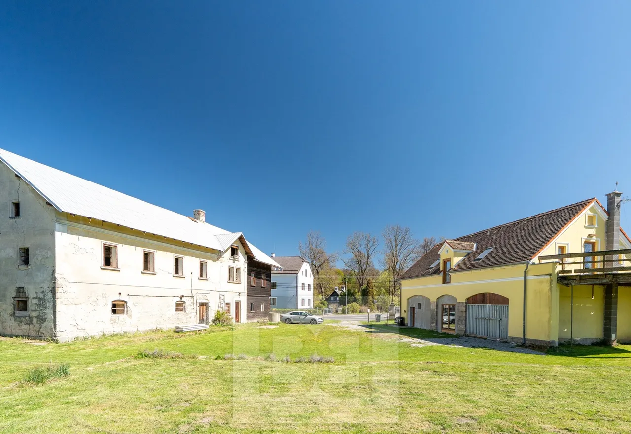 Pohled na hlavní dům a usedlost