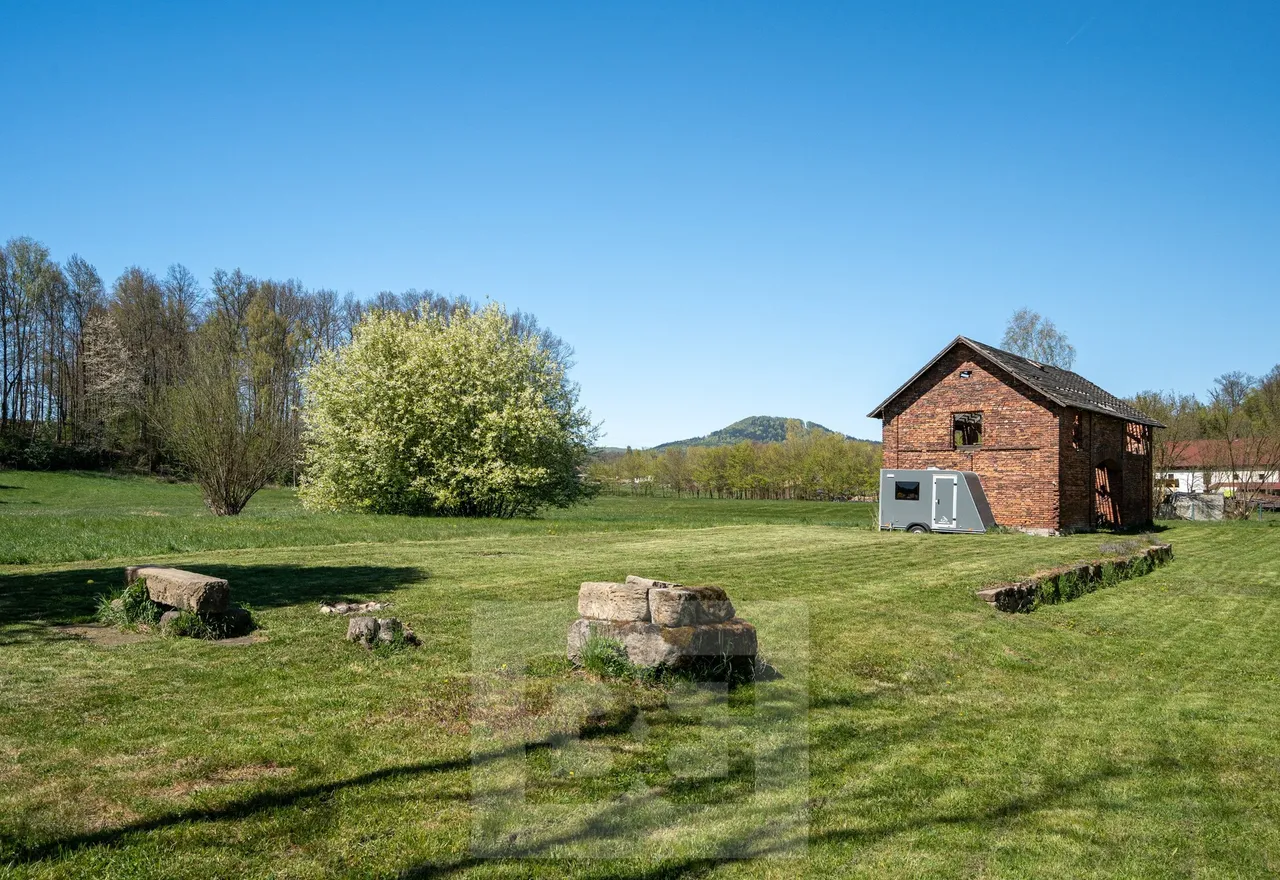Pohled od hlavní budovy na pozemky