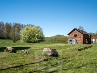 Pohled od hlavní budovy na pozemky
