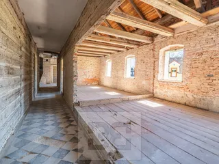 Uvnitř staré usedlosti