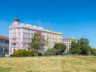 Budova z dálky.jpg
