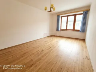 obývák AI  bez nábytku+ text AI